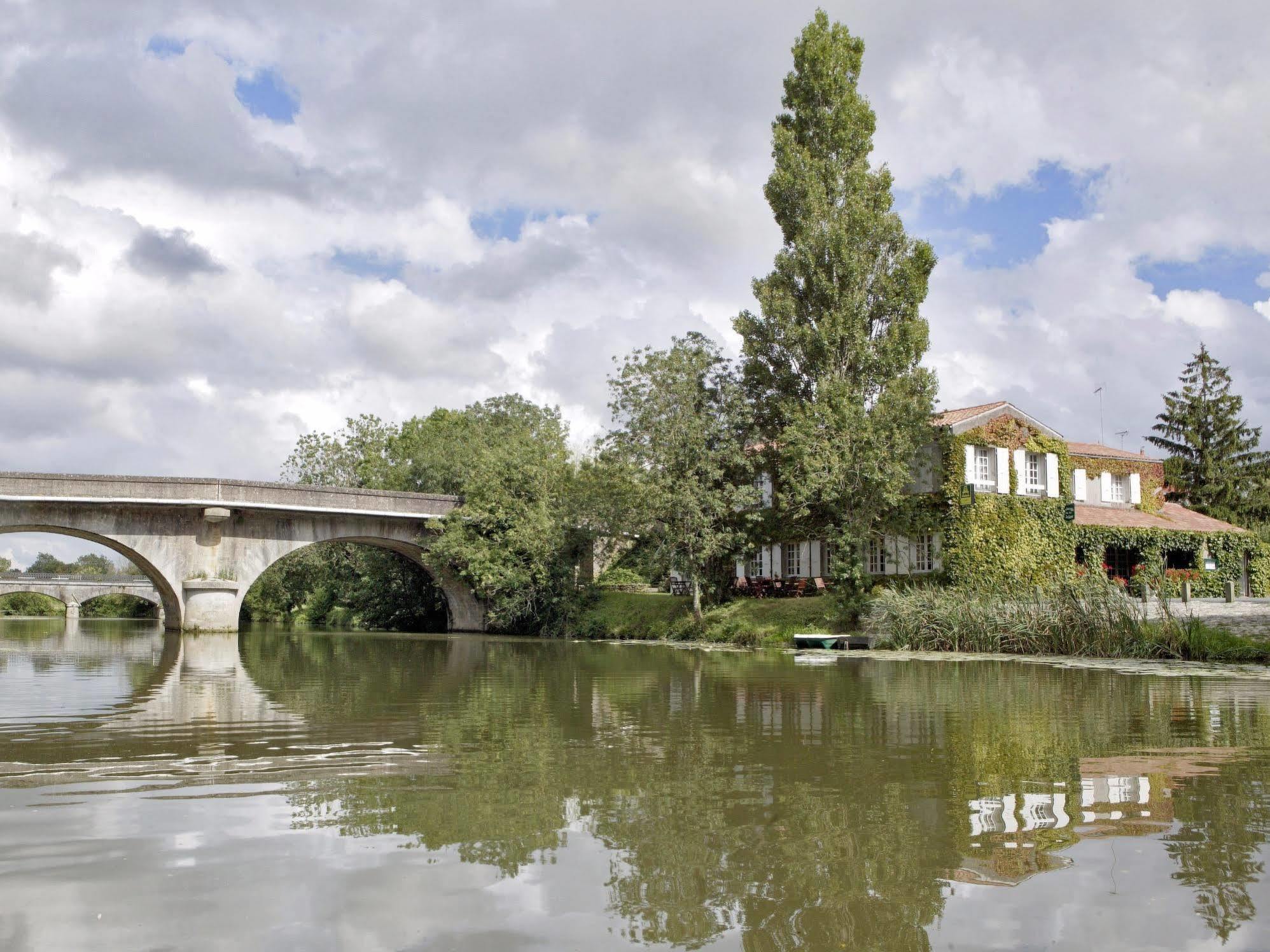 Logis Auberge De La Riviere Les Velluire-sur-Vendee Buitenkant foto